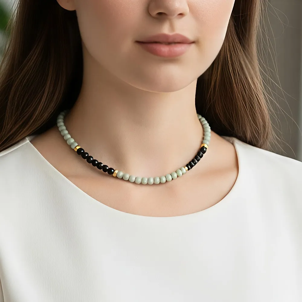 Κολιέ με γυάλινες χάντρες σε πράσινο ελιάς και μαύρο με αλυσίδα επέκτασης