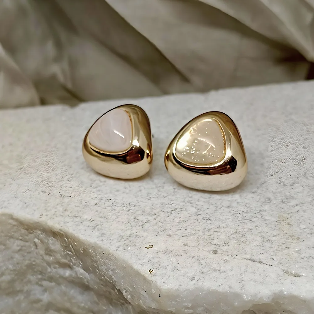 Σκουλαρίκια Ακρυλικά Χρυσά με Λευκή Ιριδίζουσα Ρητίνη και Καρφάκι Ανοξείδωτο Ατσάλι