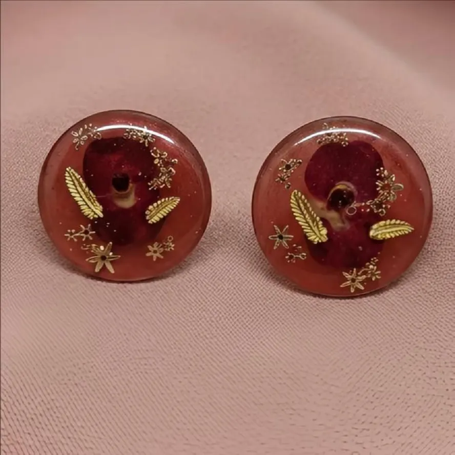 Χειροποίητα Σκουλαρίκια Κλιπ από Υγρό Γυαλί Μπορντό με Χρυσά Λουλούδια