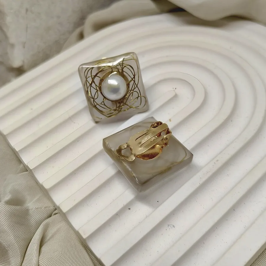 Σκουλαρίκια Χειροποίητα με clips τετράγωνα υγρό γυαλί με μαργαριτάρια γλυκού νερού